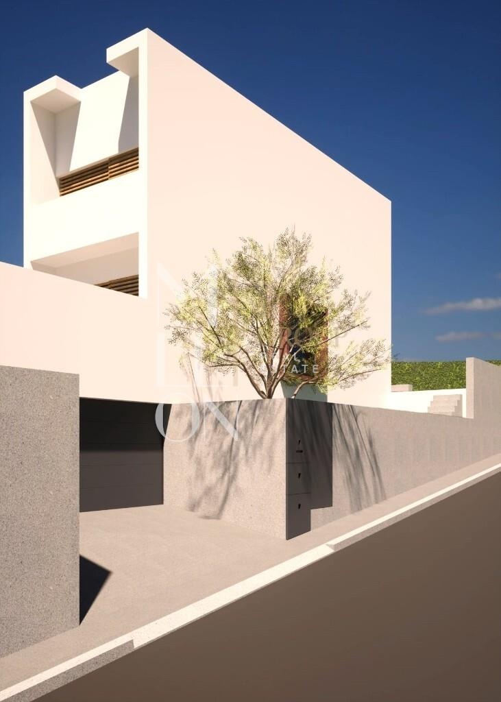 New house in Funchal | with backyard and gardens.