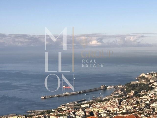 Terreno com projeto aprovado para moradia, com piscina, vista mar e baía do Funchal.
