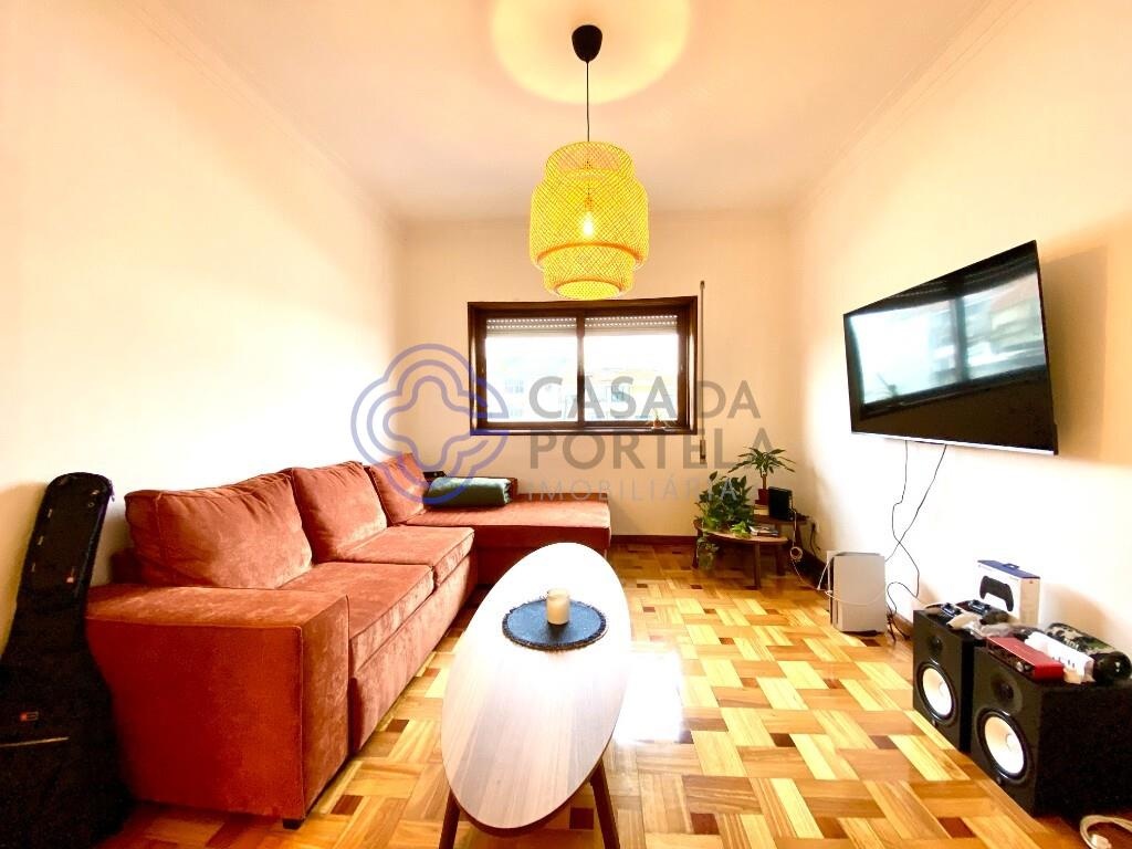 2+1 bedroom apartment with two facades, three balconies, private garage in the center of Porto.
