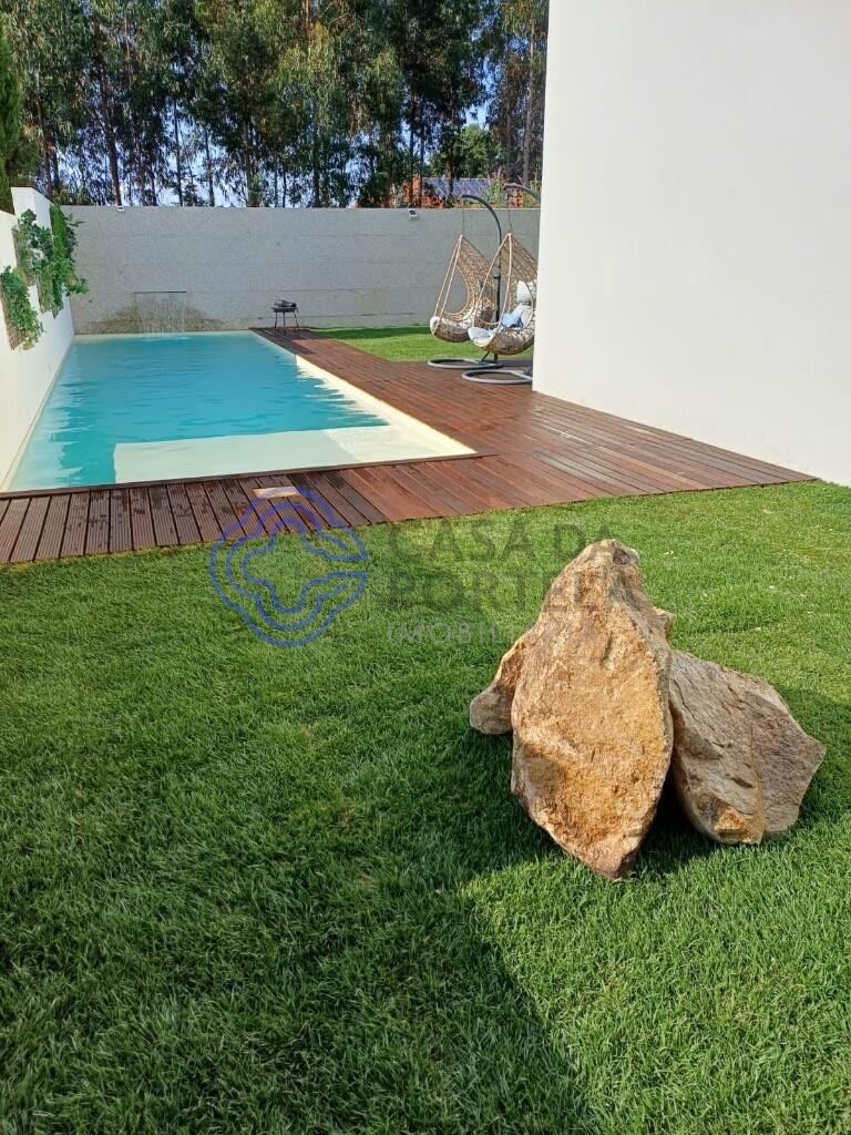 Luxury 4-bedroom villa with pool and electric charging point in Maia.