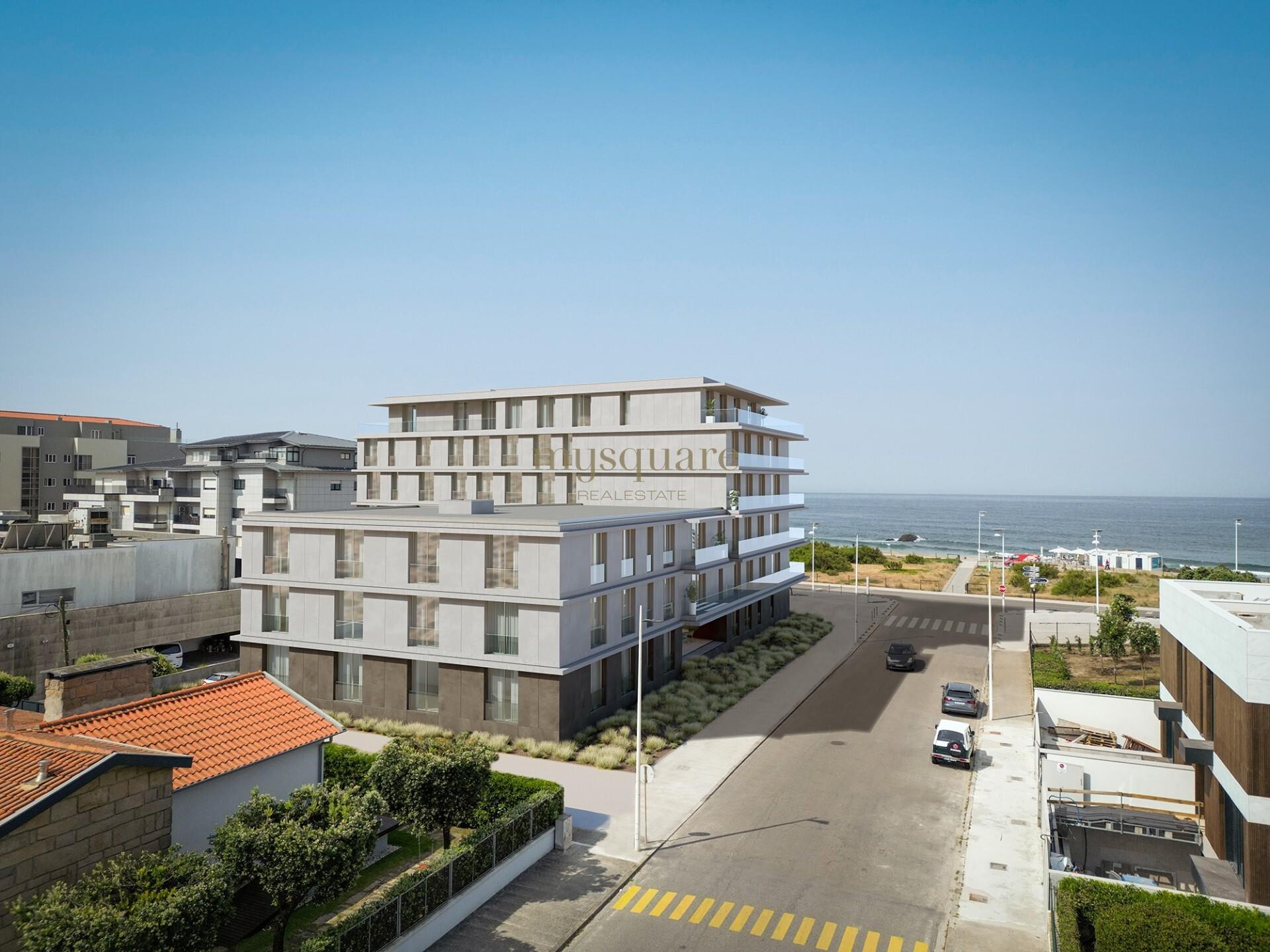 Apartamento T3 em Empreendimento de Luxo em 1ª Linha de Mar com varanda