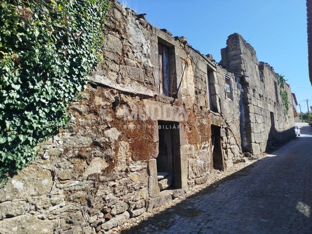 RUÍNA COM 274 M² DE ÁREA EM ERVEDEDO, CHAVES
