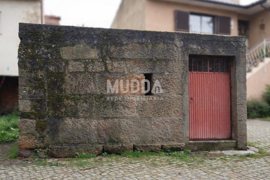 MORADIA EM PEDRA PARA RECUPERAR A APENAS 5MIN DO CENTRO DE CHAVES