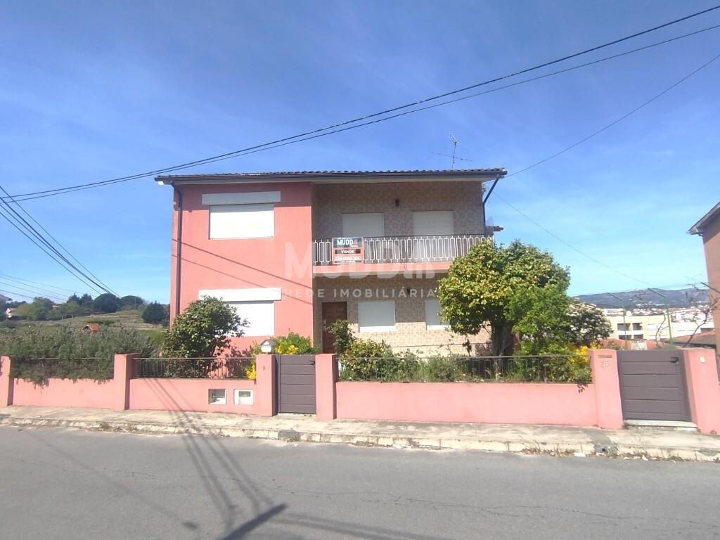 IMPERDÍVEL MORADIA COM 3 FRAÇÕES ÀS PORTAS DA CIDADE DE CHAVES