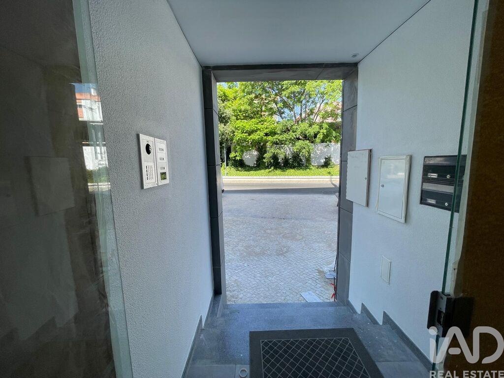 Apartment in Sao Joao da Talha - Image 3