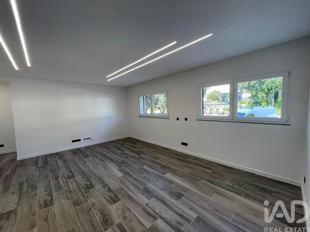 Apartment in Sao Joao da Talha - Image 4