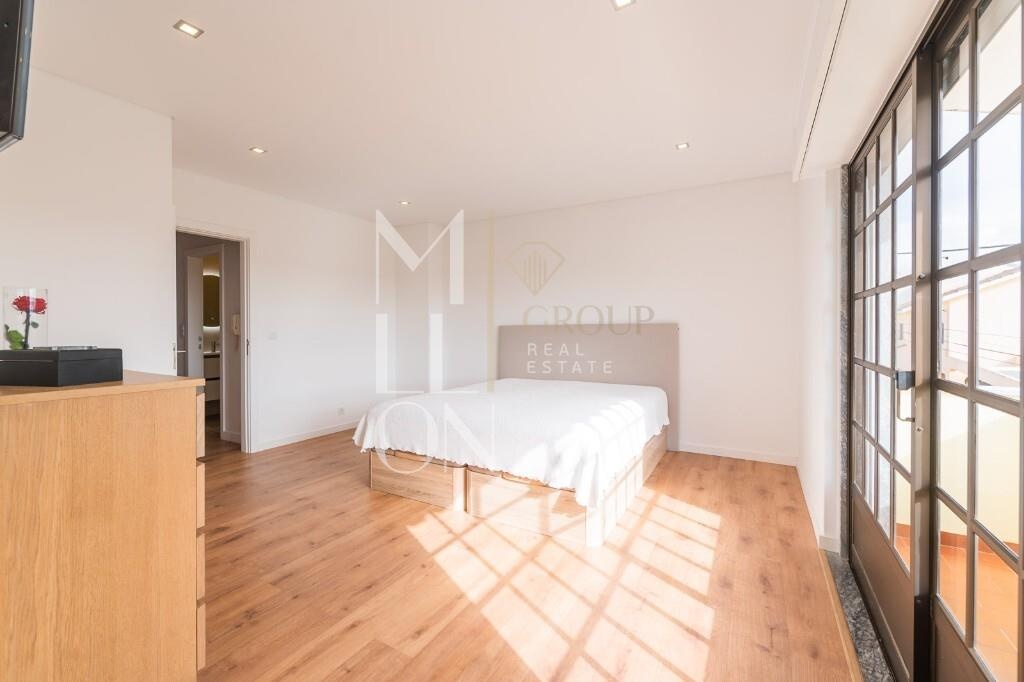 Moradia T2 em Banda com Excelente Exposição Solar e Terraço Amplo – Alcabideche, Cascais