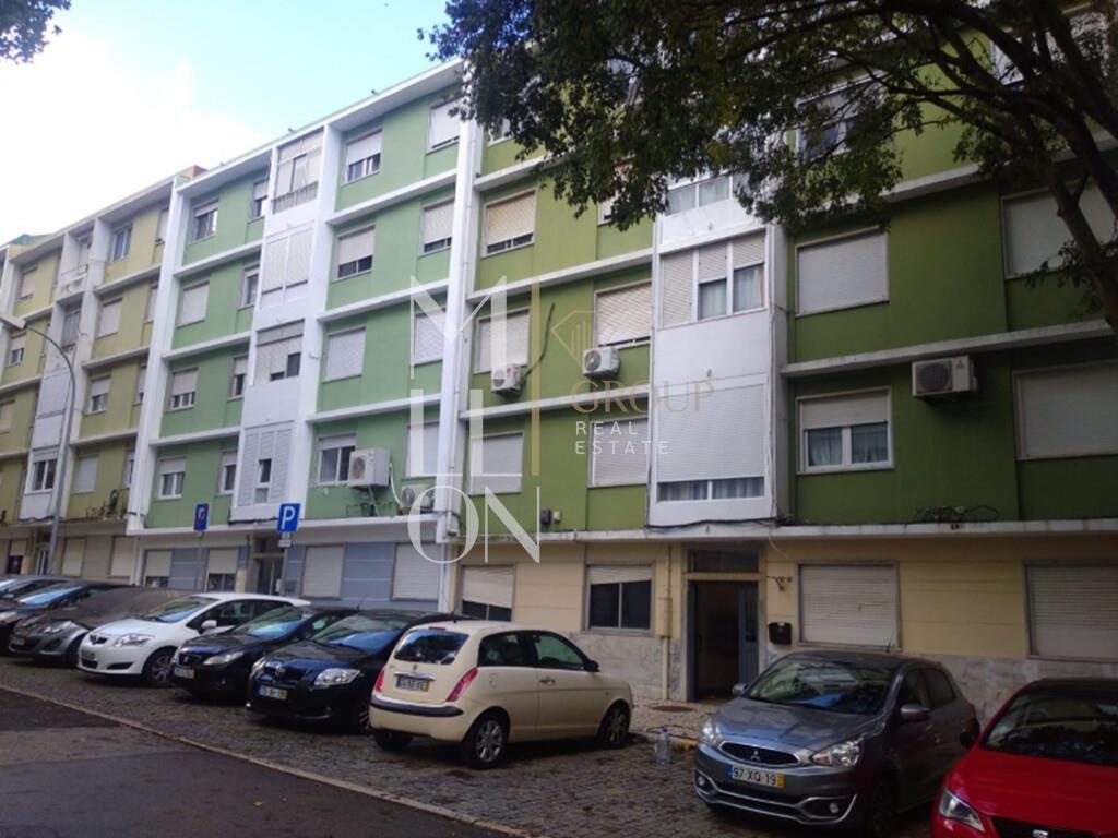 Apartamento T2 em remodelação total à venda em Benfica