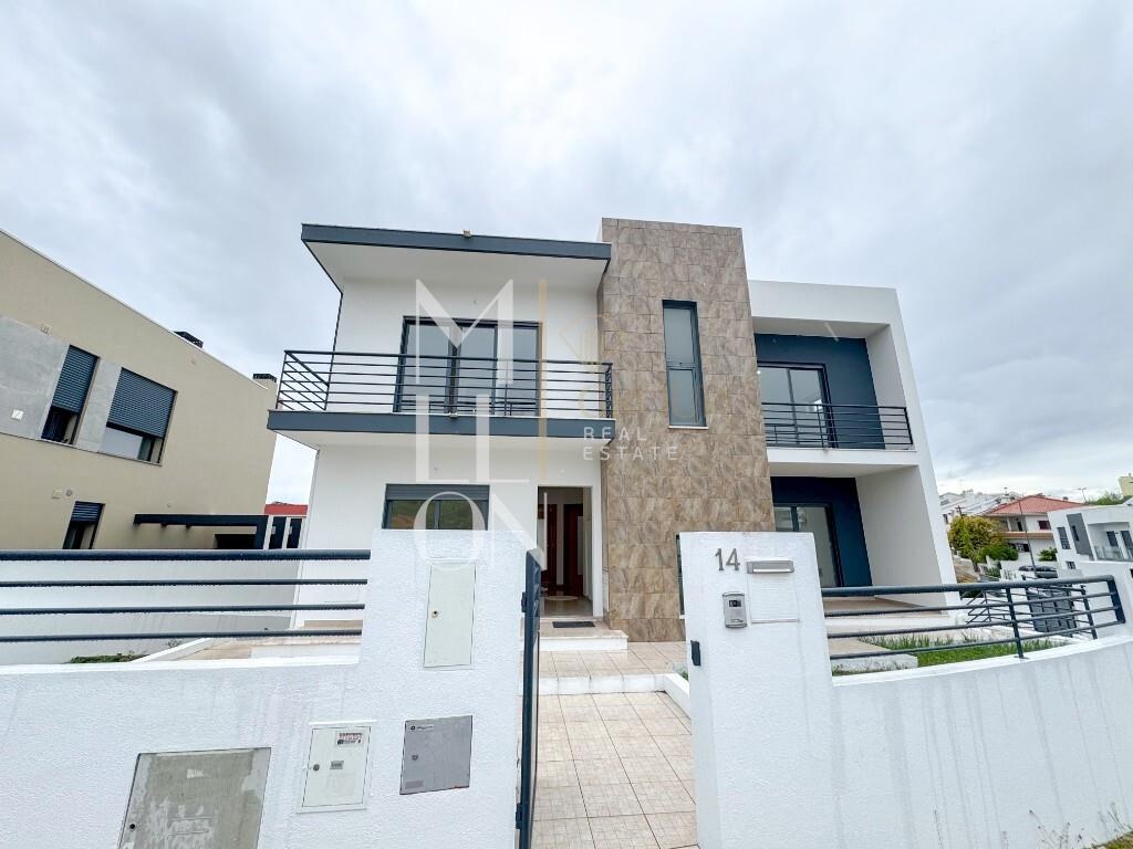 Moradia T5 contemporânea totalmente renovada | Feijó – Almada