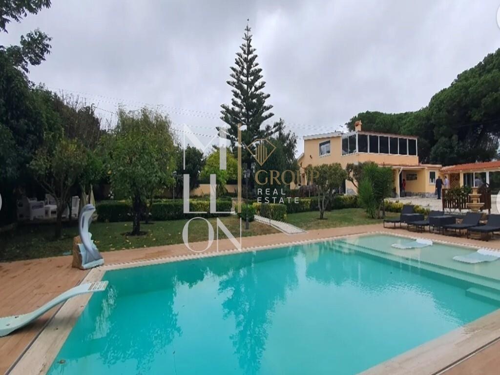 Finca con casa de 3 habitaciones, piscina y terreno rústico adyacente.