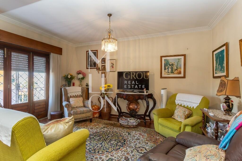 Casa de 5 habitaciones con garaje en Rua 5 de Outubro, Madorna