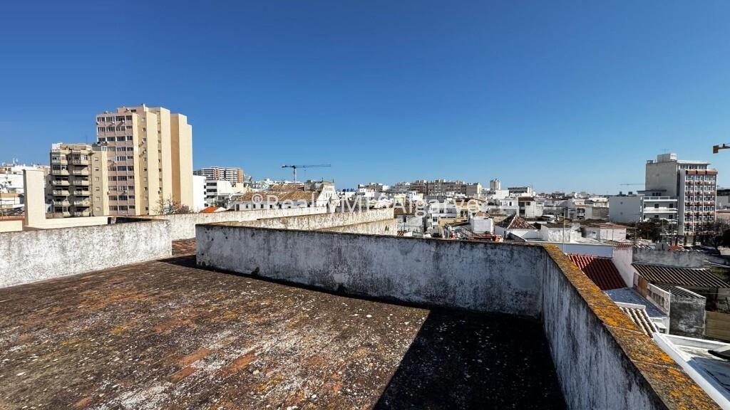 🏡 OPORTUNIDADE ÚNICA NA BAIXA DE FARO – IMÓVEL PARA REABILITAÇÃO COM ELEVADO POTENCIAL