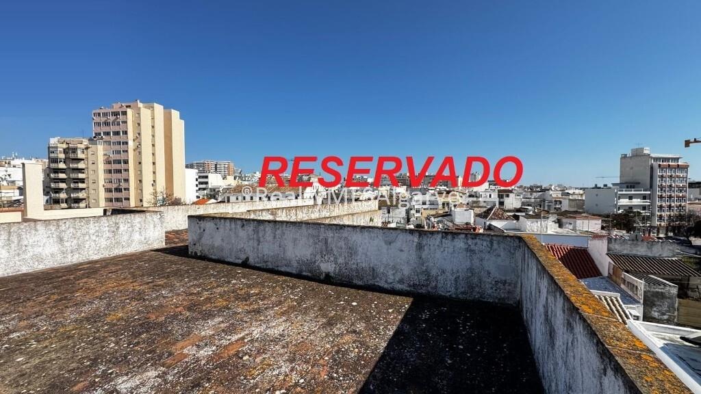 🏡 OPORTUNIDADE ÚNICA NA BAIXA DE FARO – IMÓVEL PARA REABILITAÇÃO COM ELEVADO POTENCIAL