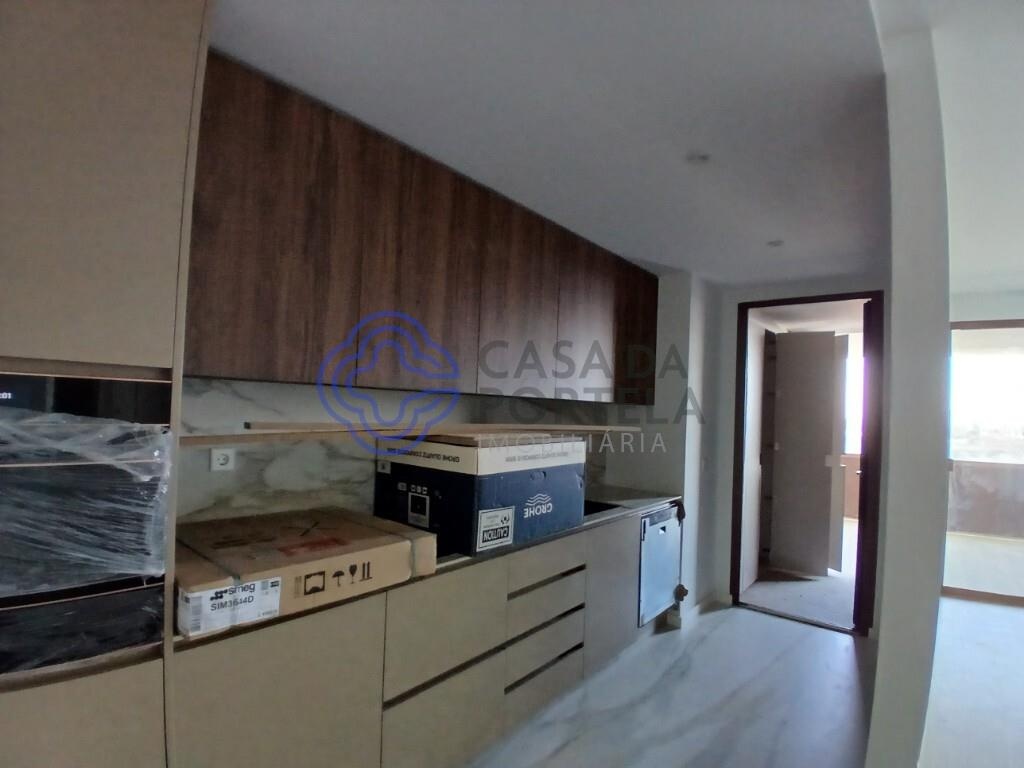 2 bedroom condominium development, swimming pool and athletics track. Fraction with balcony of 42.34