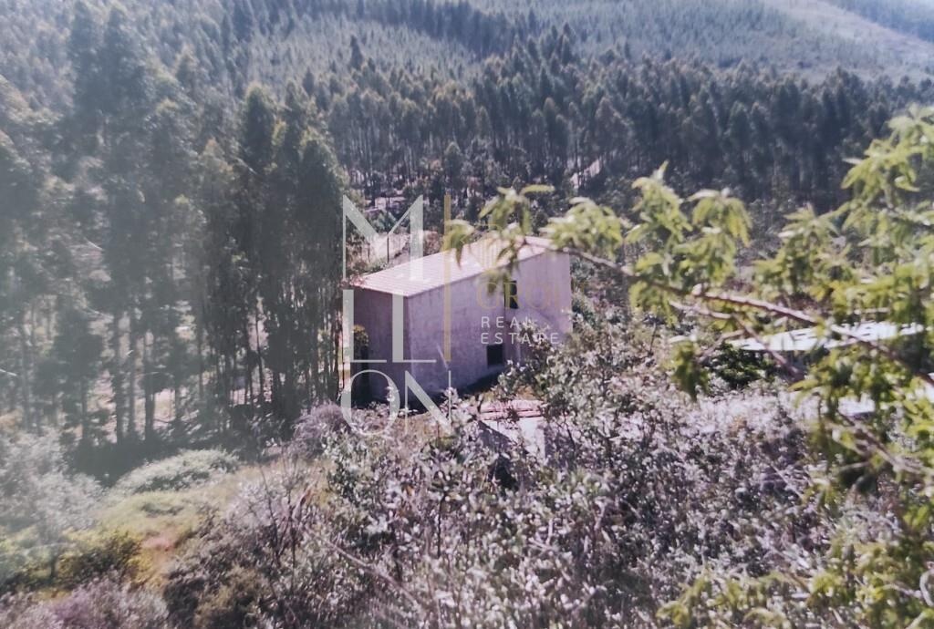 Terreno Rústico com Garagem – Aldeia da Amêndoa (Rua da Moura)