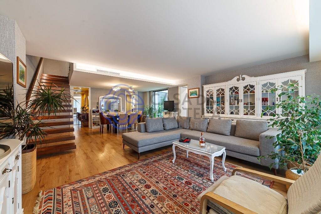 T3 Duplex-Semi Novo no Campo 24 de Agosto.Construção de excelência.Metro a 50mts.Excelentes acessos.