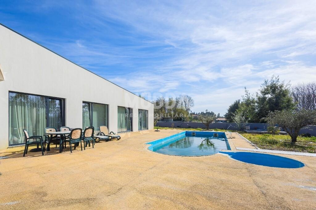 MORADIA DE LUXO COM JARDIM INTERIOR E PISCINA