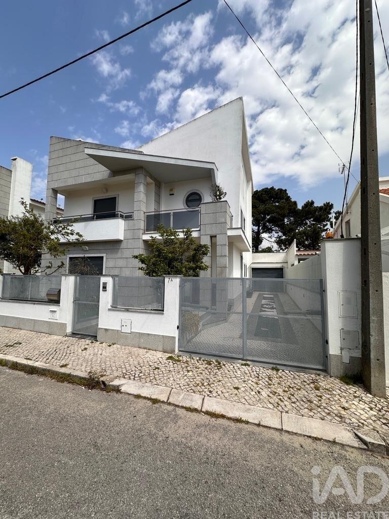 House in Charneca de Caparica - view 1
