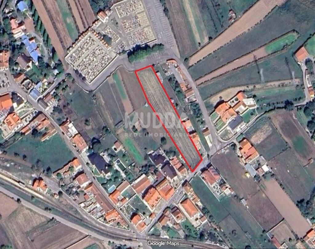 Terreno urbano destinado a construção, situado em  Eixo