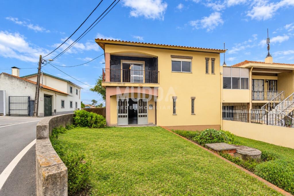 Moradia T2 com Espaço Comercial e Área Exterior em Canelas, Estarreja – Uma Oportunidade Única!