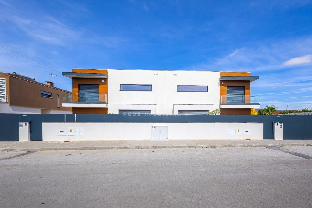 Moradia T4 com Design Contemporâneo e Acabamentos Premium