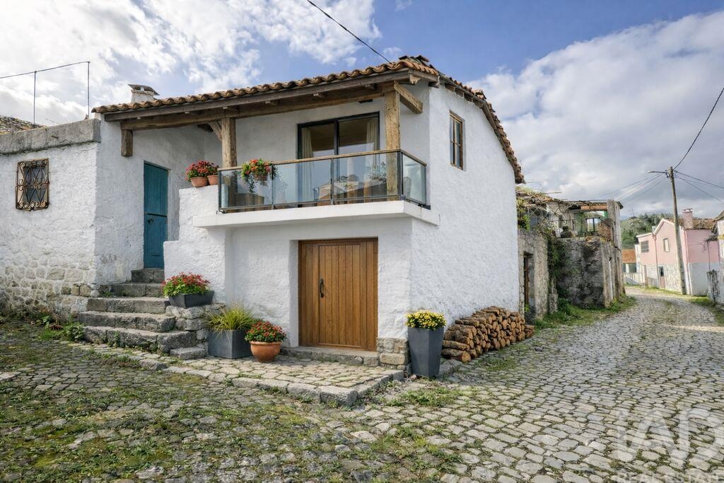 House in Castanheira de Pera - view 1