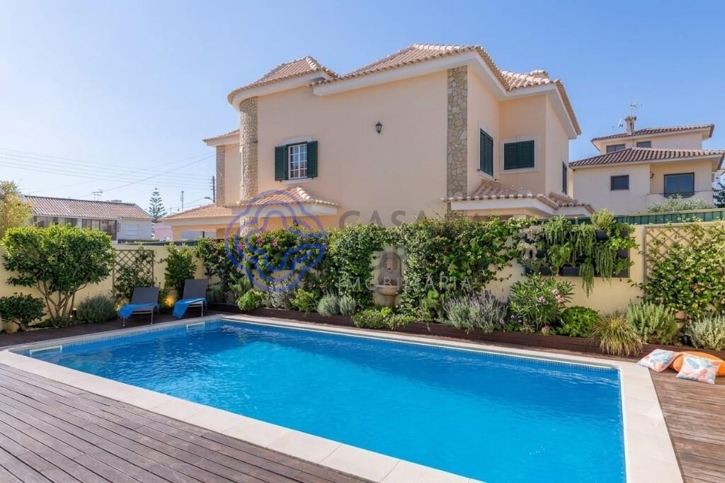 4-bedroom villa with swimming pool in Penedo, 15 minutes from Cascais.