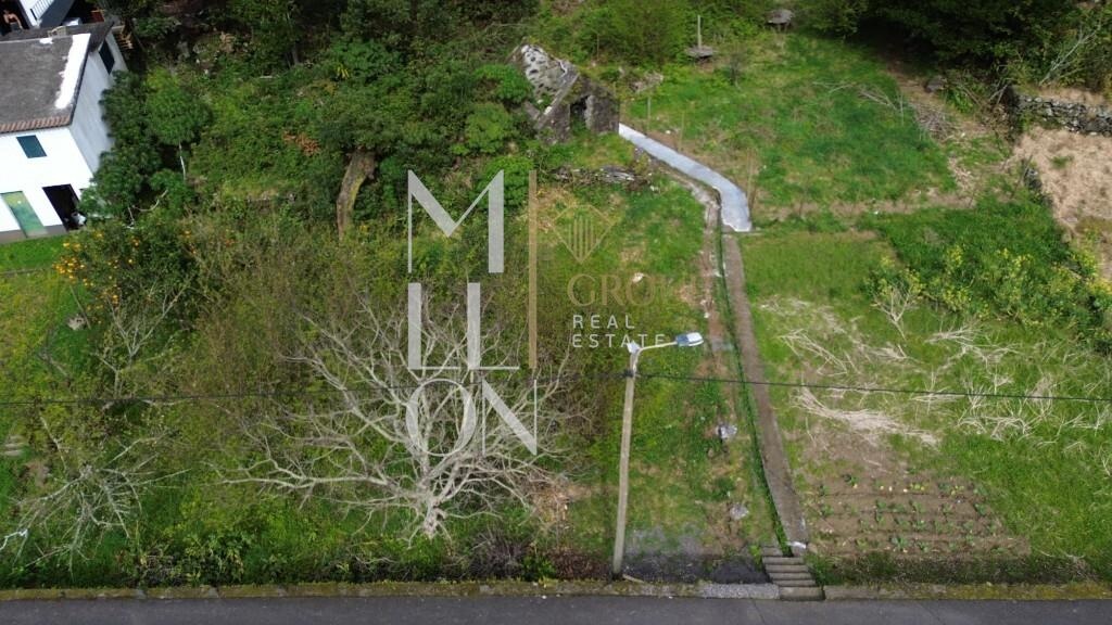 Terreno plano com 1200m² no Chão da Ribeira – Seixal, com dois palheiros para reconstrução.