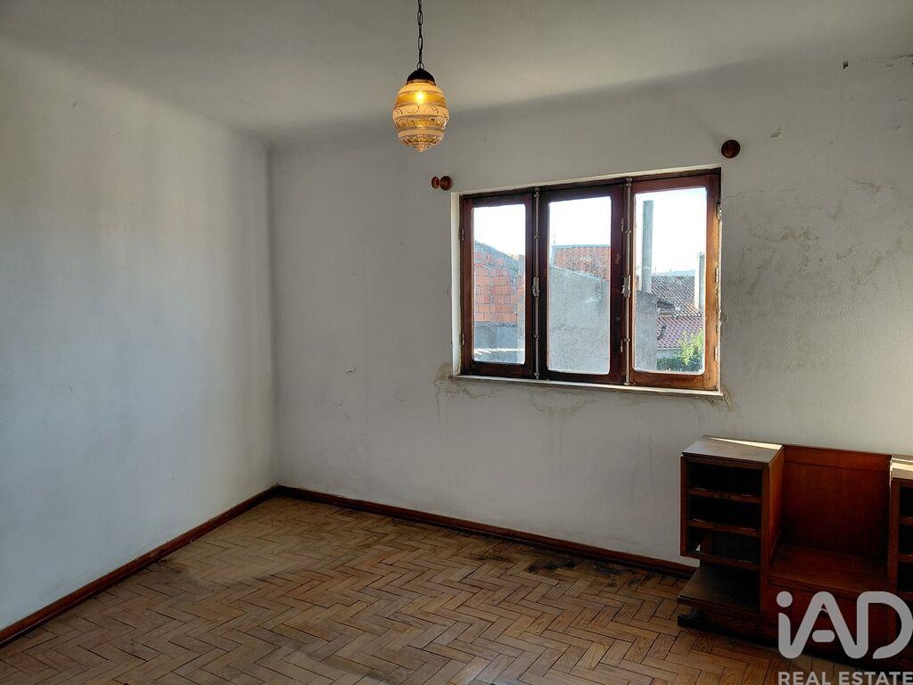 House in Covilha - Image 5