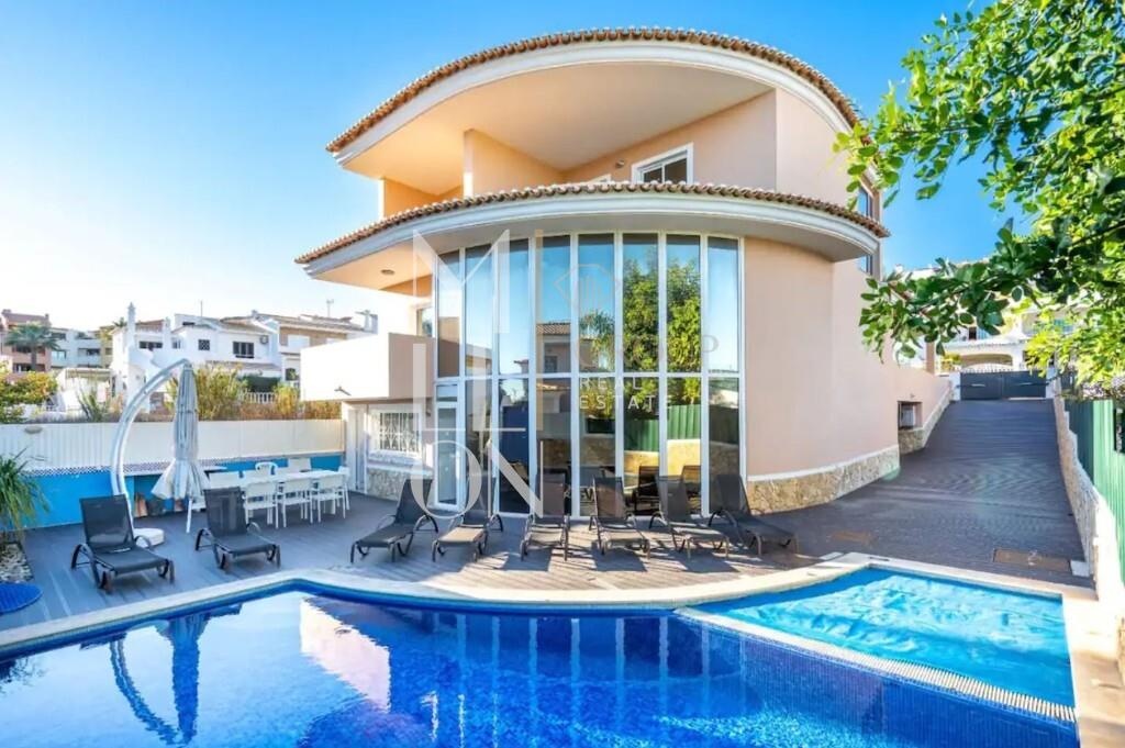 Fantástica Moradia T5 no Coração de Albufeira