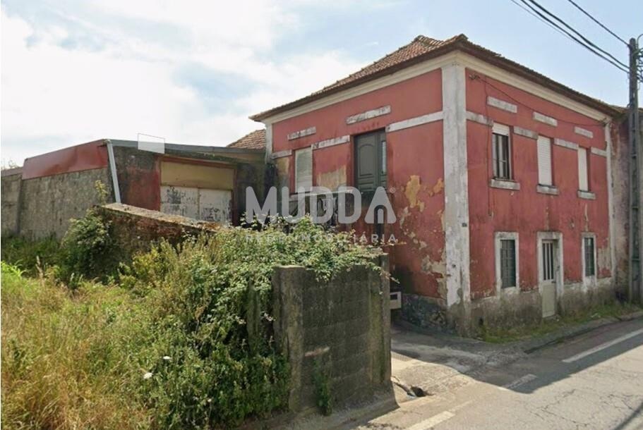 Moradia T4 para recuperar em Arada