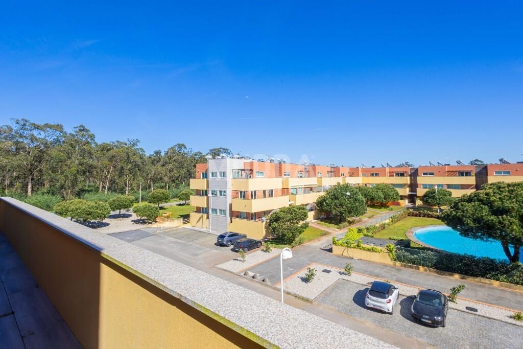 Apartamento T3 em Condomínio Fechado com Piscina e Campo de Ténis