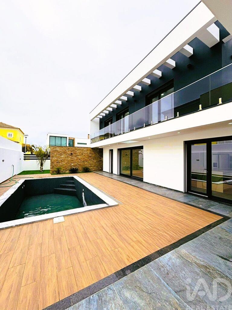 House in Brejos de Azeitao - view 1