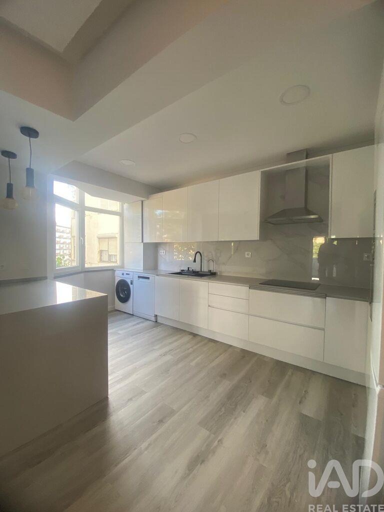 Apartment in Corroios - Image 3