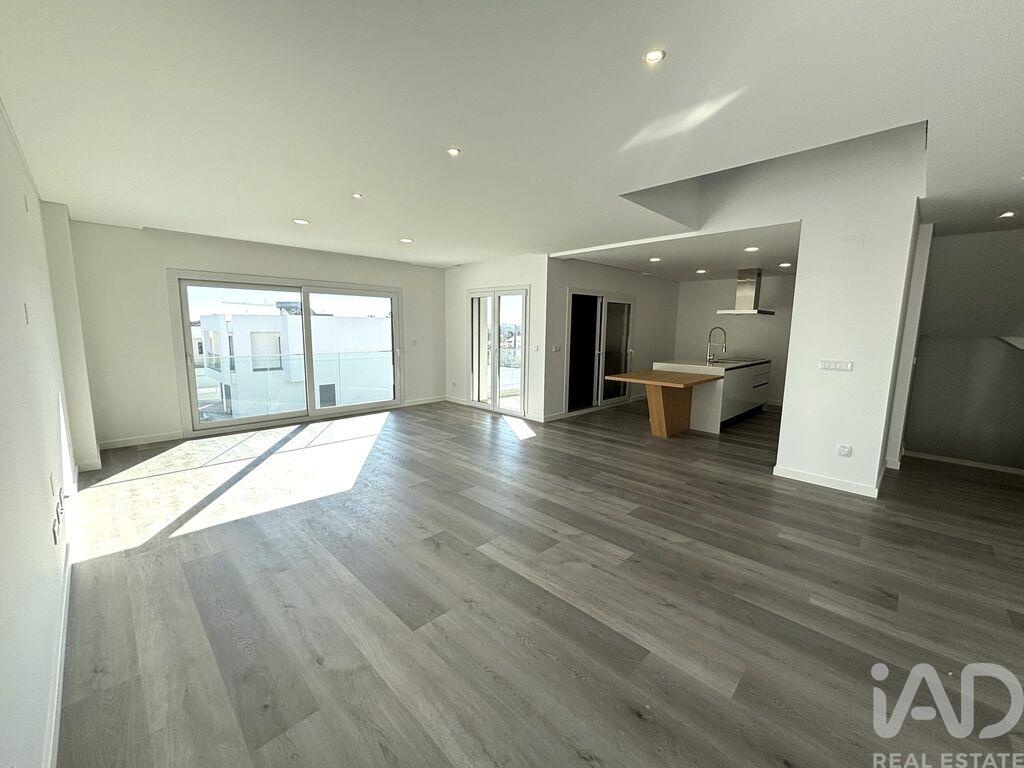 House in Corroios - Image 4