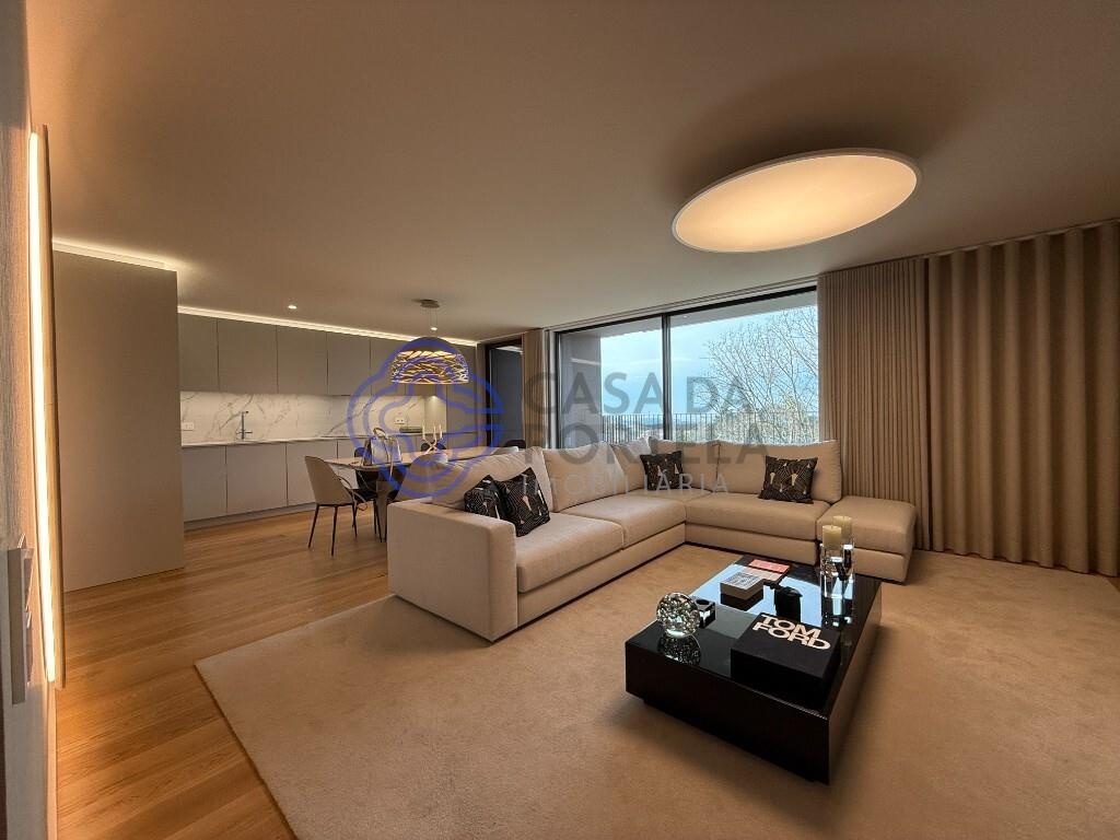 T4, 3 casas de banho, suite, varanda, ar condicionado, cozinha mobiliada,piso 3- bloco 12A