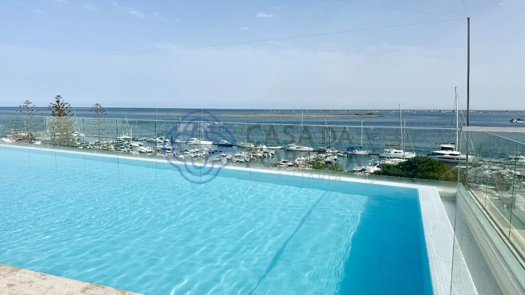 Piscina rooftop e marina