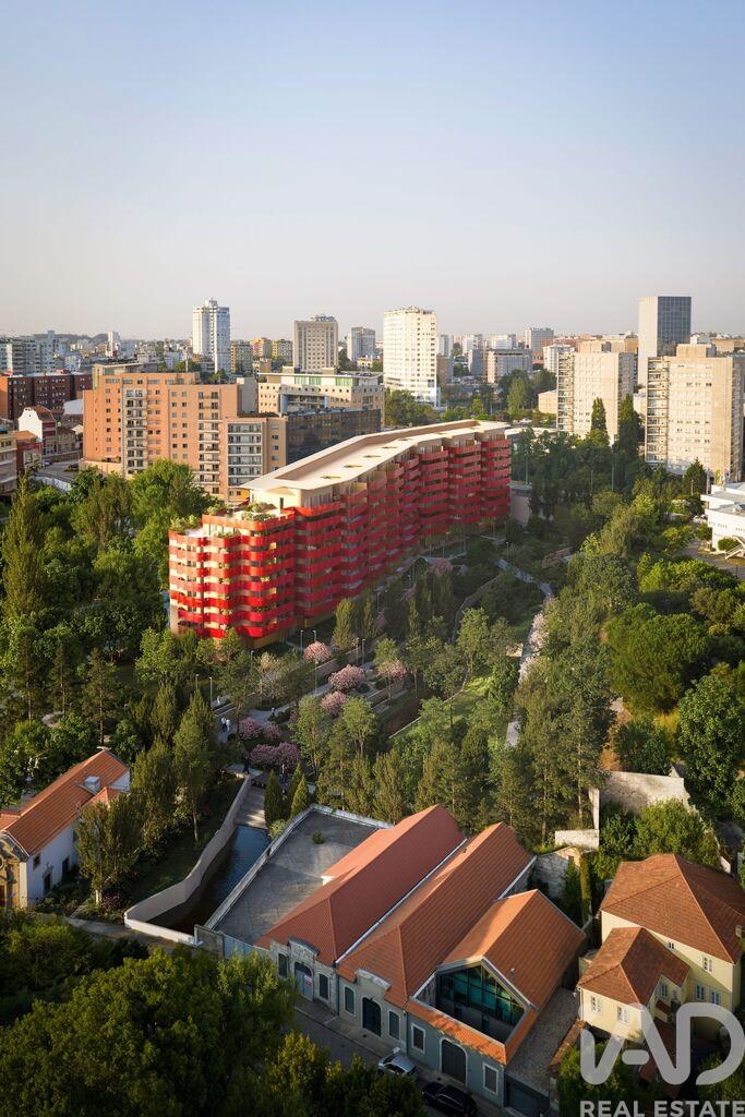 Apartment in Lordelo do Ouro - Image 2