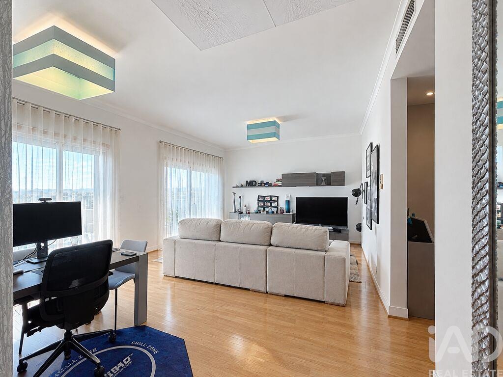 Apartment in Santo Antonio Dos Cavaleiros - Image 2