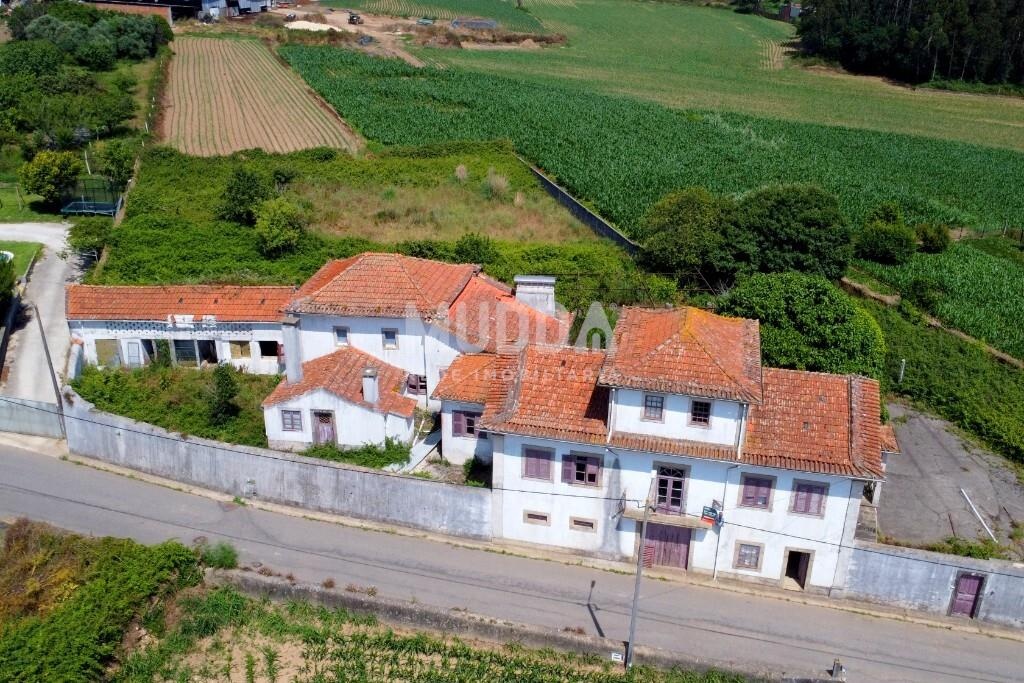 Moradia T6 mais terreno de 3300m2 em Válega