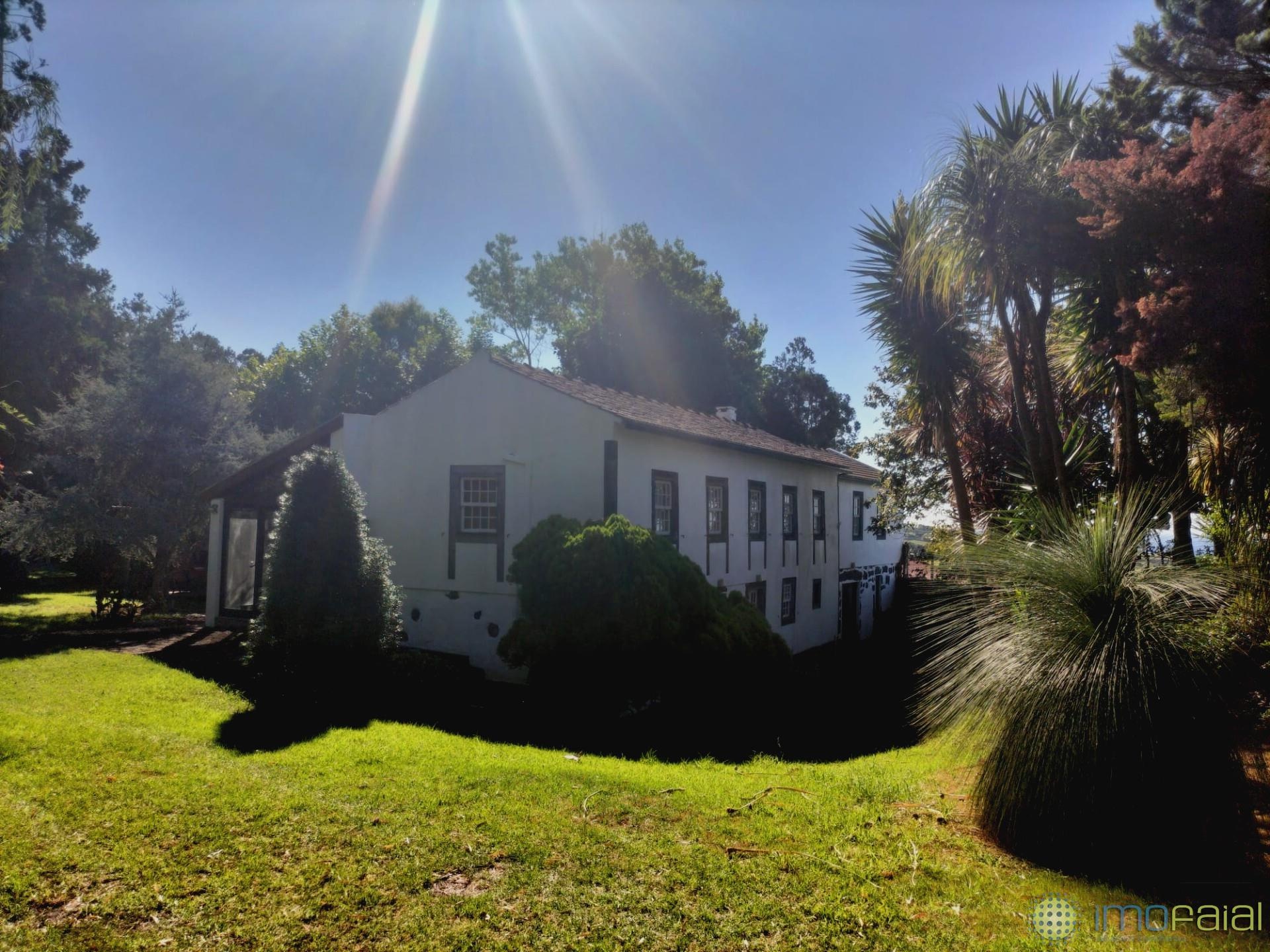 Casa en Feteira rodeada de magia natural.