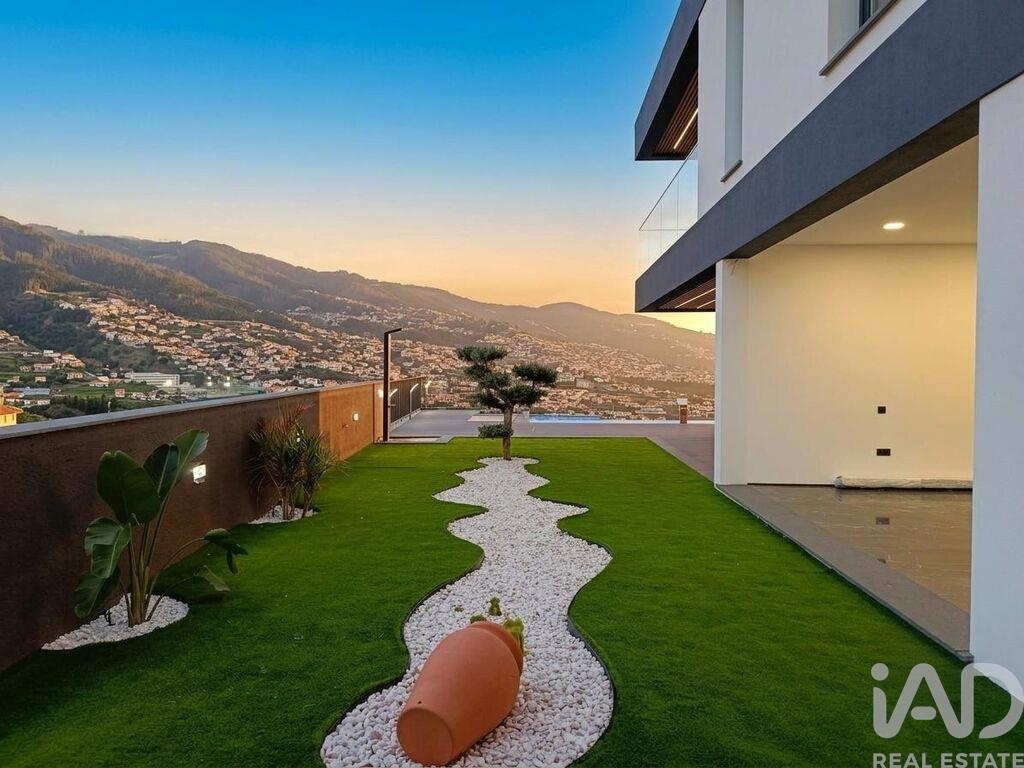House in Santo Antonio - Image 3