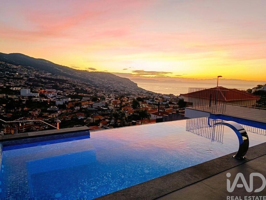 House in Santo Antonio - Image 2