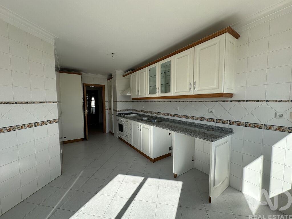 Apartment in Alenquer - Image 4