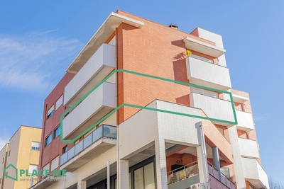 Apartamento T2 com lugar de garagem para arrendar junto à UM
