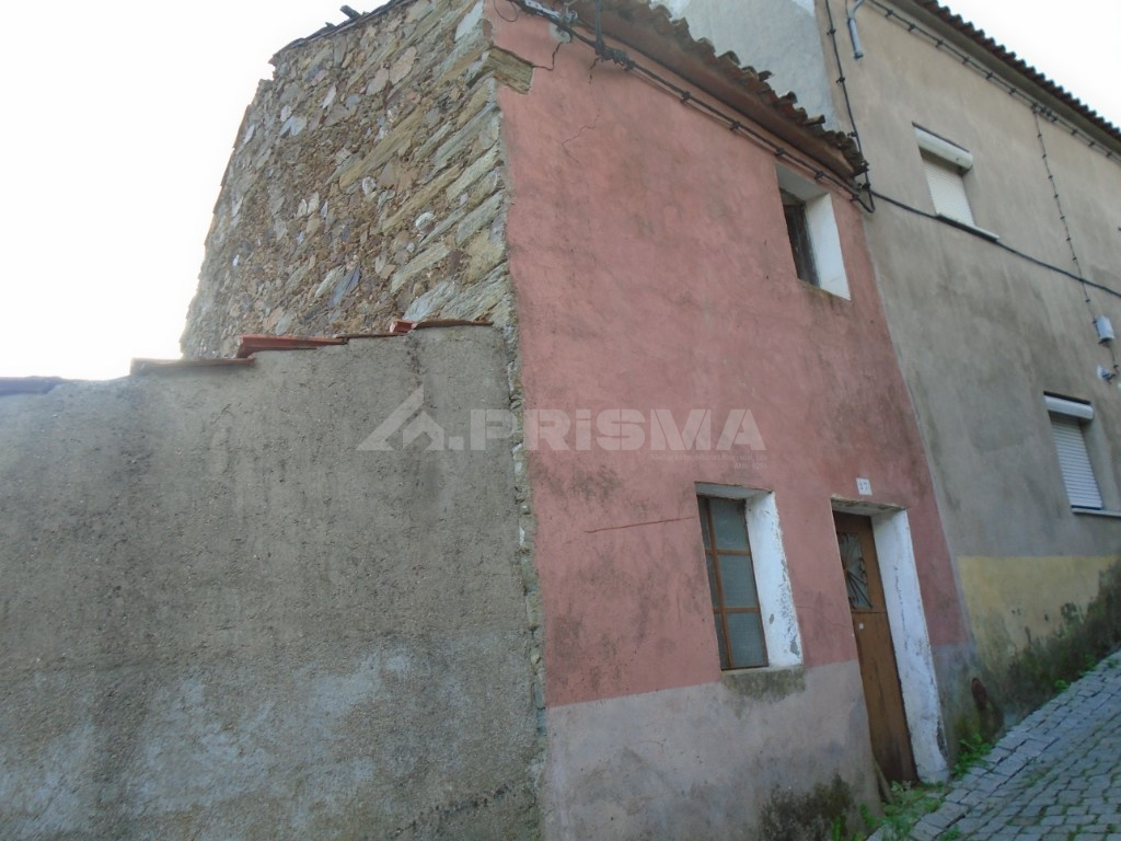 House to rebuild on the ground floor and 1st floor in the village of Cebolais de Cima.