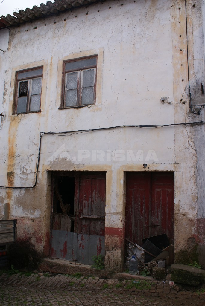 Maison à vendre à reconstruire dans le centre de Penamacor.