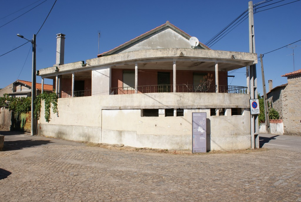 Duas Moradias em banda compostas por r/c e 1º andar, terraço e quintal, em Juncal do Campo