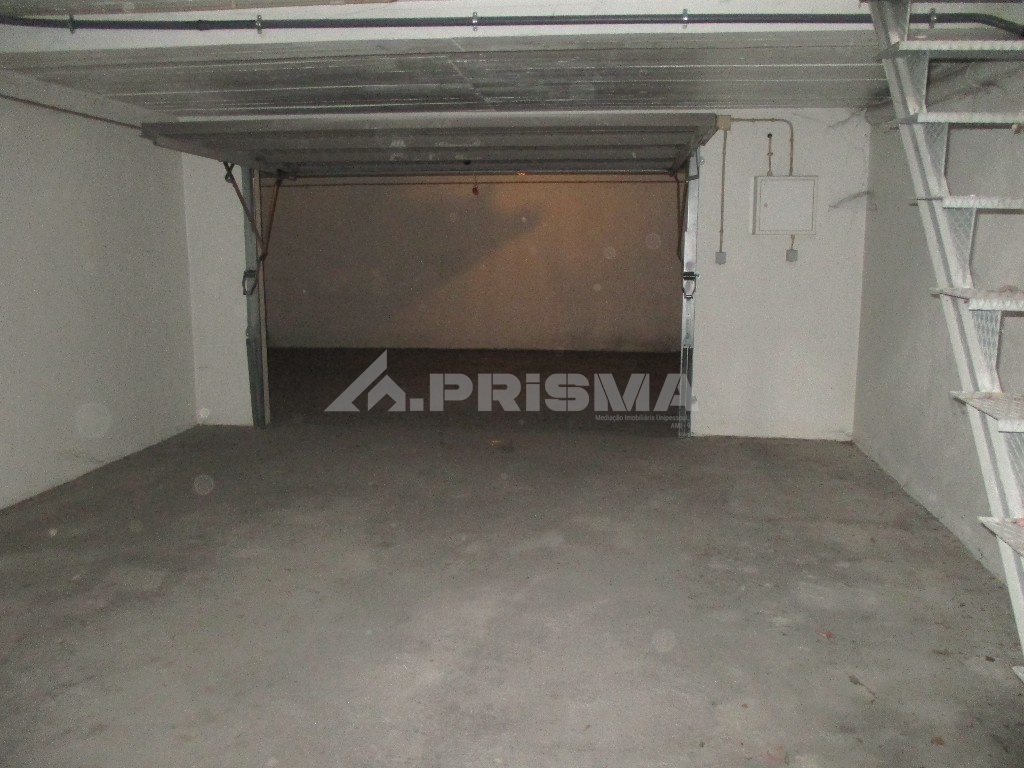 Garagem na cave de um prédio, bem localizada.