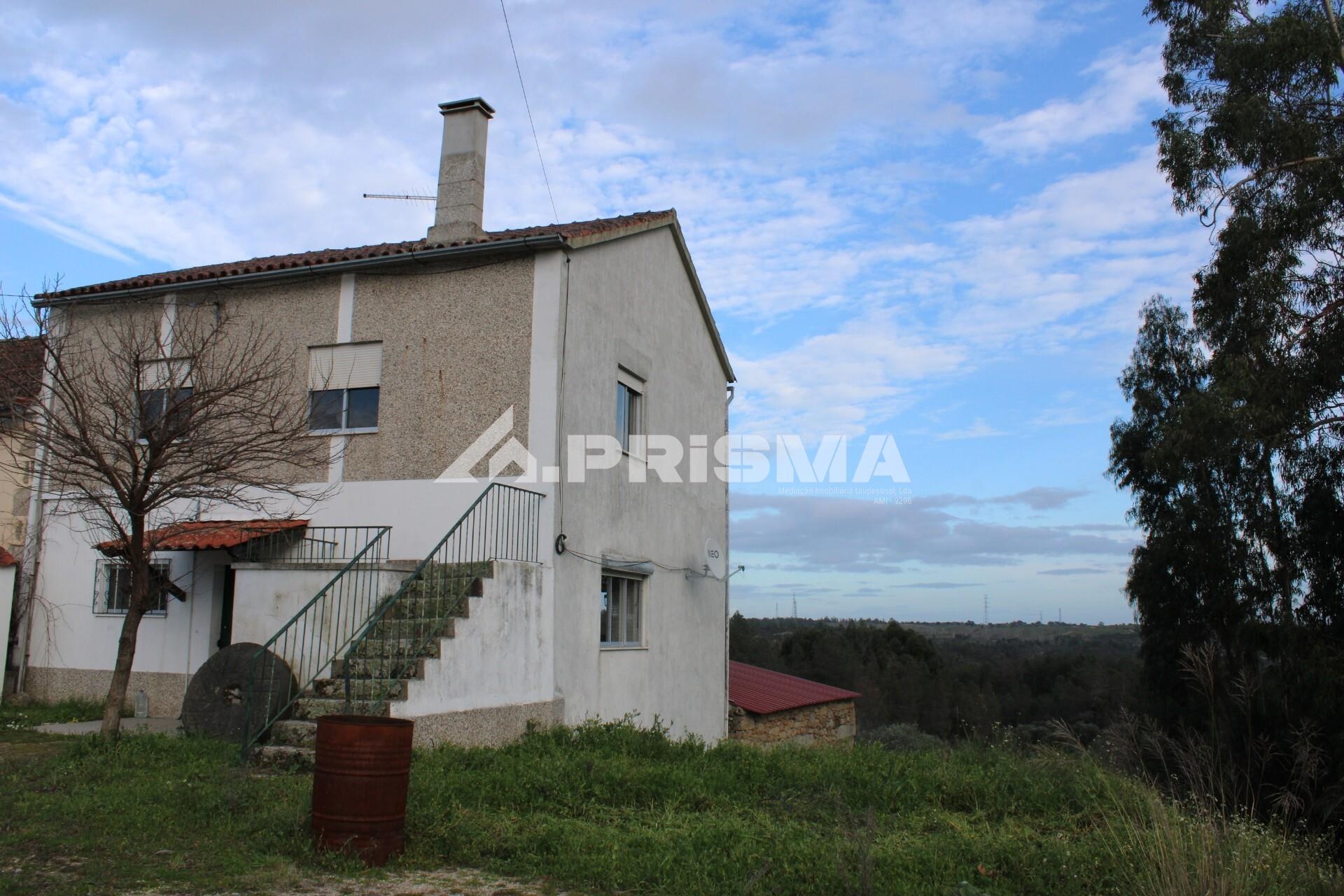3 bedroom house with land and attachments for sale in Castelo Branco